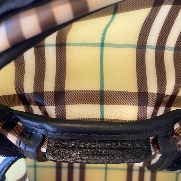 🎉🥳 SALE! 🎉🥳Burberry London Nova Check Cosmetic Bag. 🌟FIRM PRICE🌟‼️ - Picture 7 of 8